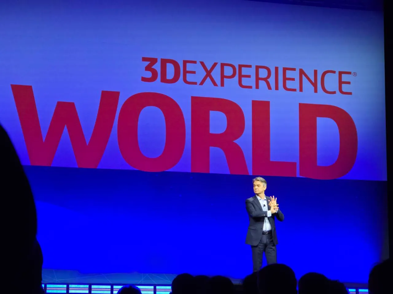 士盟科技-部落格-原廠動態-圖2：達梭系統執行長Pascal Daloz在「3DEXPERIENCE World 2025」全球用戶大會中正式發表全新「3D UNIV+RSES」。